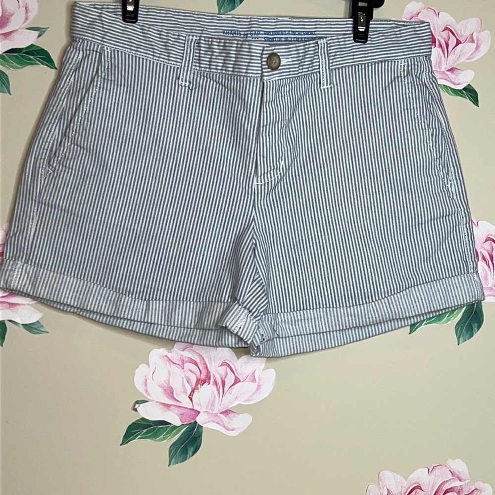 Khakis by Gap Women Girlfriends 4in  Shorts Cuffed Striped.  X-10